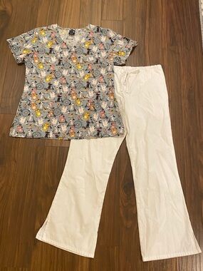 Scrub Set Pets Dogs Cats Animal Print Vet Top & White Pants Size S/M Zoe + Chloe